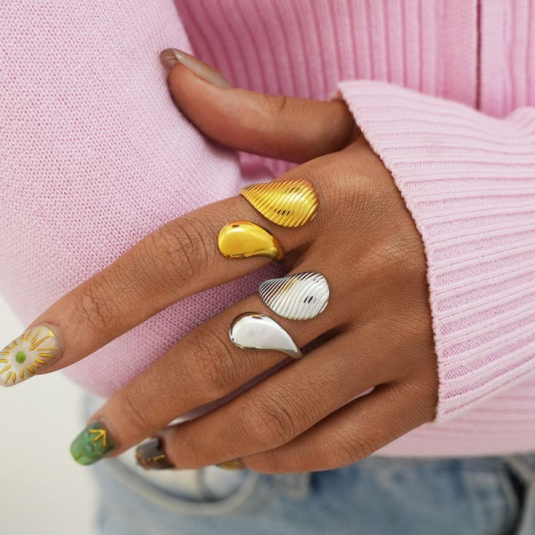 Массивное разомкнутое кольцо из гладкого серебристого металла CJT25674