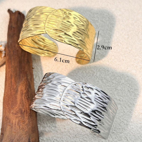 Браслет жесткий с грубой фактурной чеканкой CJN76674