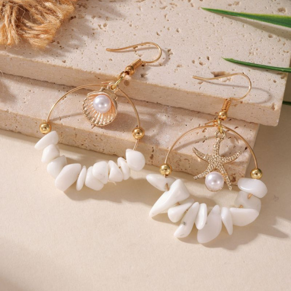 Золотистые серьги-кольца с натуральными ракушками и жемчугом CJP62247