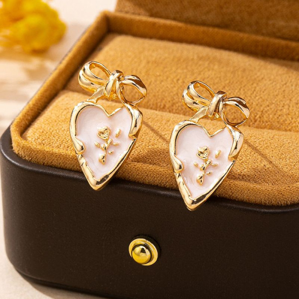 Изящные серьги-пусеты сердца с эмалью CJP54237