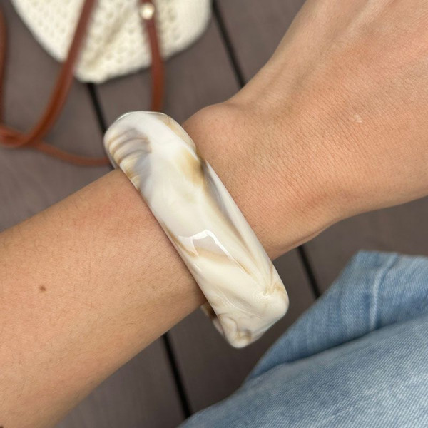 Браслет жесткий из глянцевого акрила с волнообразным краем CJP85420