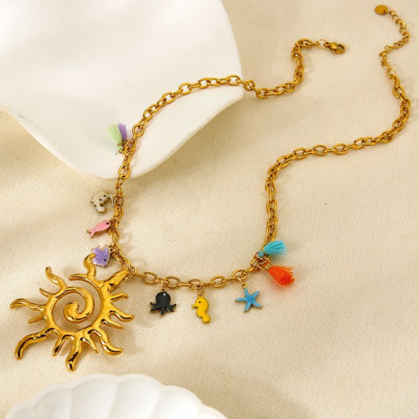 Золотистое этническое колье с солнцем и цветными бусинами CJP79967