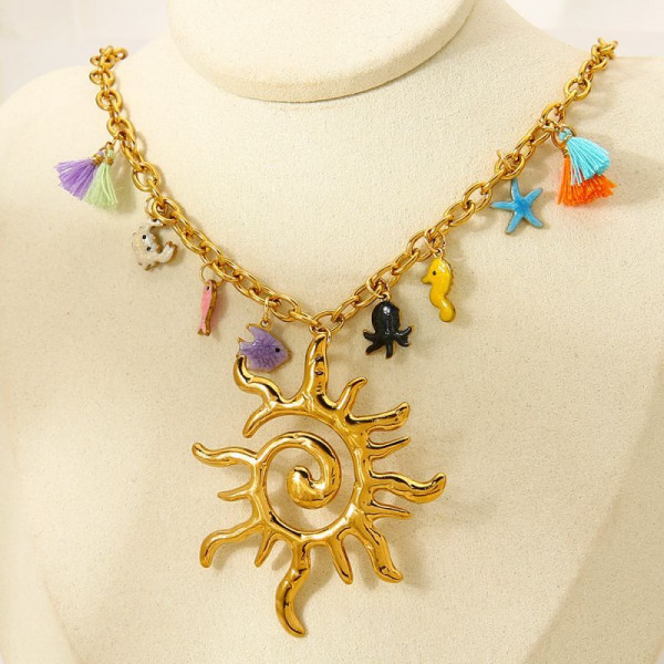 Золотистое этническое колье с солнцем и цветными бусинами CJP79967