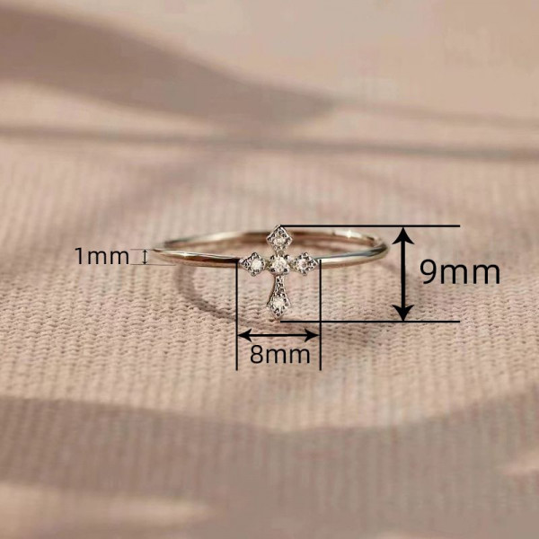 Узкое кольцо с миниатюрным крестом и камнями CJH80985