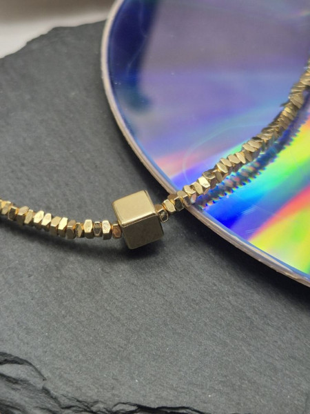 Массивное золотистое колье с текстурным плетением и кубом J10802CJJ