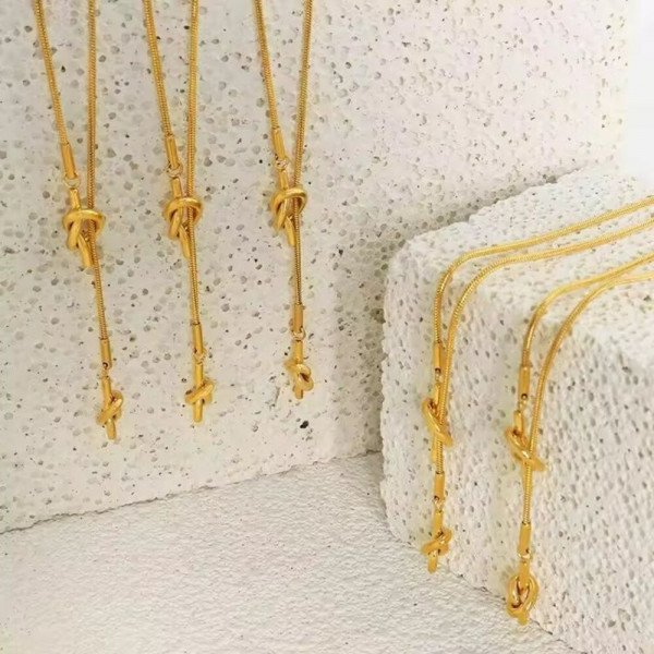 Изящный лариат с узлом и золотистыми наконечниками J10937CJJ