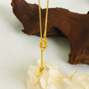 Изящный лариат с узлом и золотистыми наконечниками J10937CJJ