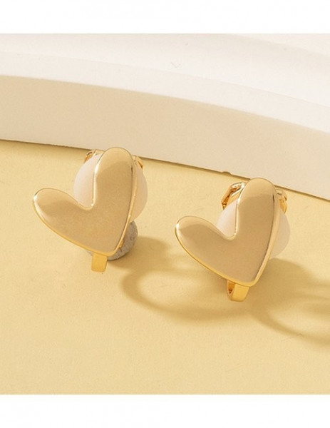 Бежевые матовые клипсы в форме объемных минималистичных сердец L81021