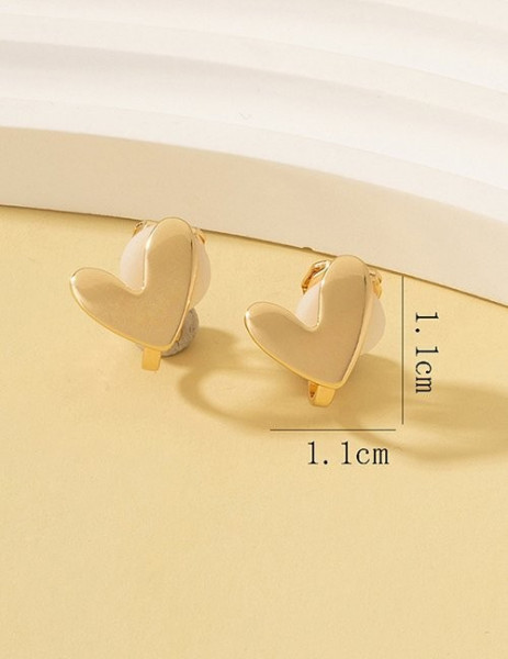 Бежевые матовые клипсы в форме объемных минималистичных сердец L81021