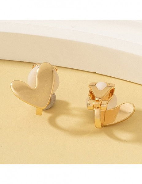 Бежевые матовые клипсы в форме объемных минималистичных сердец L81021