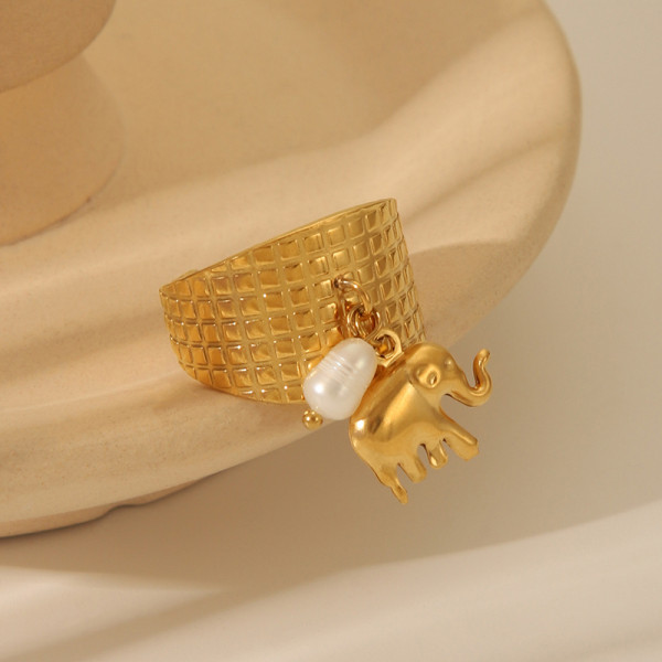 Широкое фактурное кольцо с жемчужной вставкой CJR59592