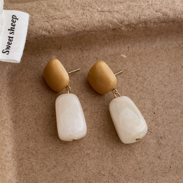 Серьги пусеты с геометрическими подвесками из матового акрила CJM16152