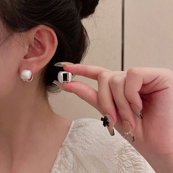 Элегантные матовые серебристые серьги-пусеты квадратной формы CJC16444