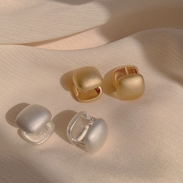 Элегантные матовые серебристые серьги-пусеты квадратной формы CJC16444