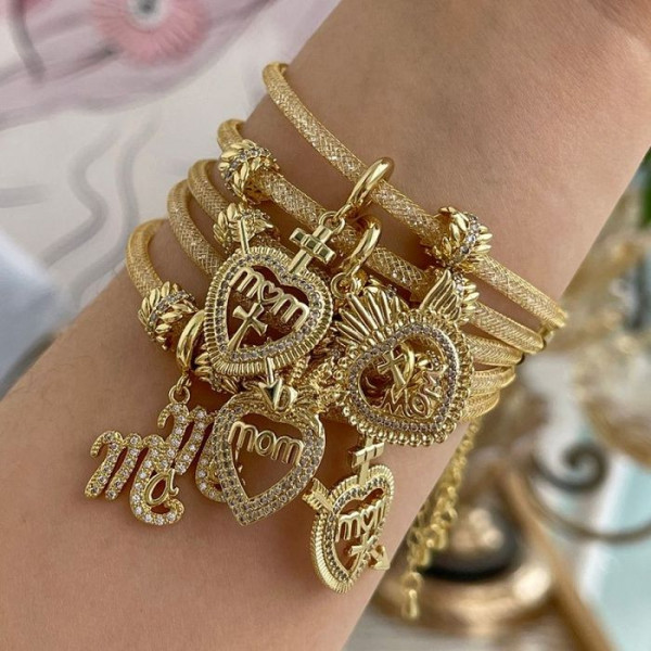 Браслет-обруч с разнообразными подвесками-символами CJL22905