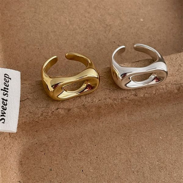 Серебристое кольцо в форме незавершенного узла CJL47266