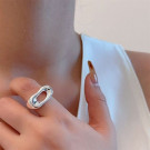 Серебристое кольцо в форме незавершенного узла CJL47266