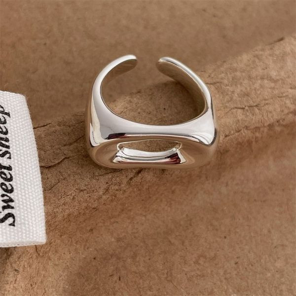 Серебристое кольцо в форме незавершенного узла CJL47266