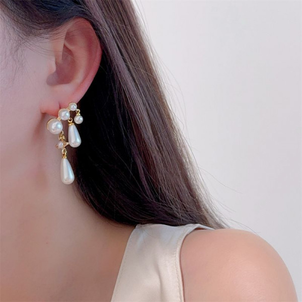 Серьги пусеты с жемчужными гроздьями и крупными каплями CJL14692