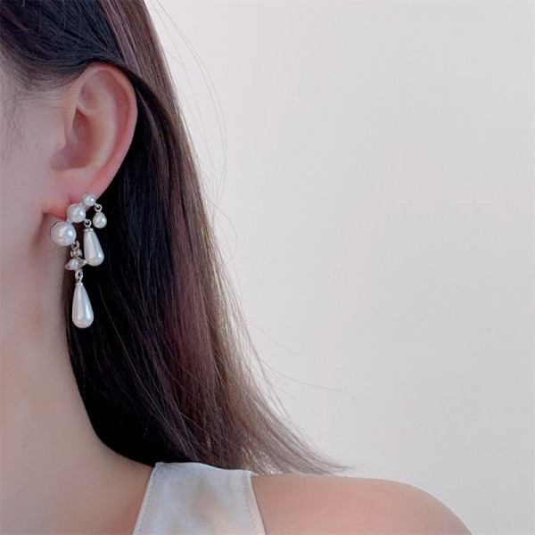 Серьги пусеты с жемчужными гроздьями и крупными каплями CJL14692
