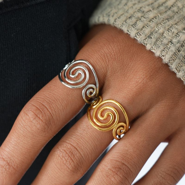 Ажурное кольцо со спиралевидным узором в серебристом цвете CJT25687