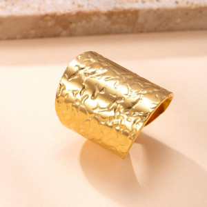 Массивное кольцо с текстурой «мятого металла» CJR79628