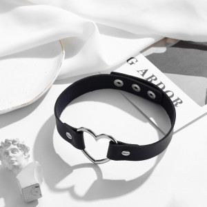 Кожаный черный чокер с пряжкой-сердцем K82415