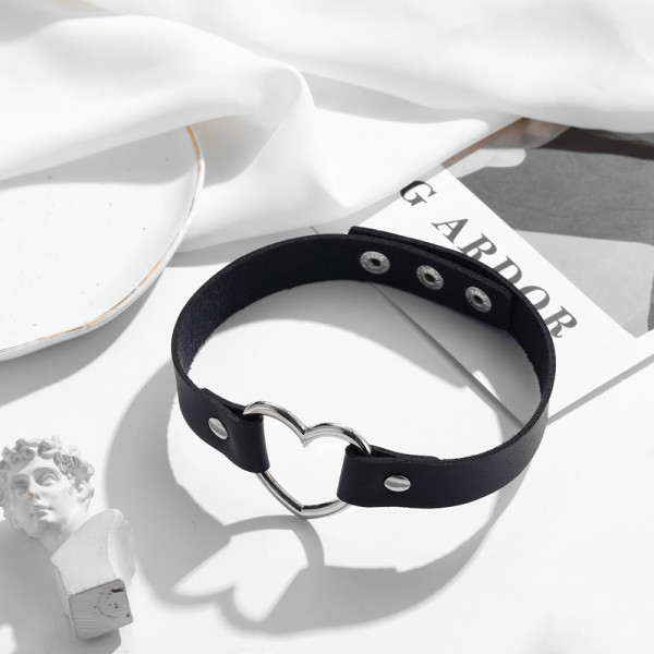Кожаный черный чокер с пряжкой-сердцем K82415