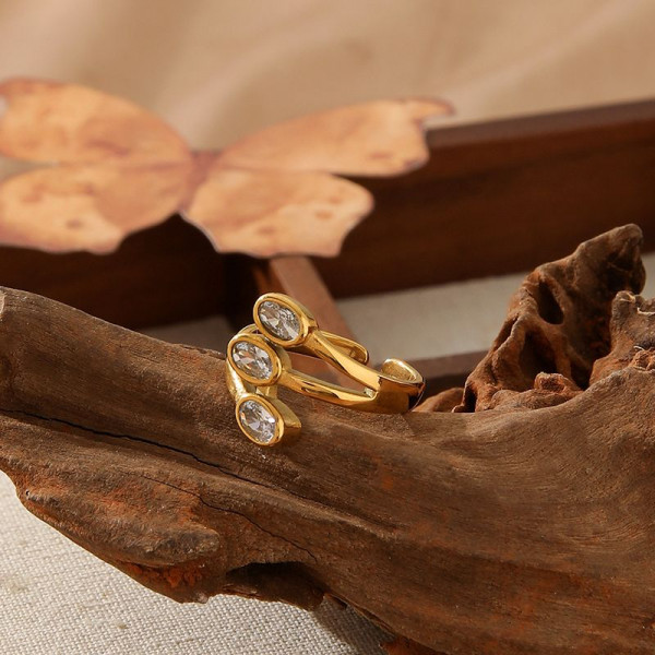 Кольцо спиралевидное с тремя овальными камнями CJN91029