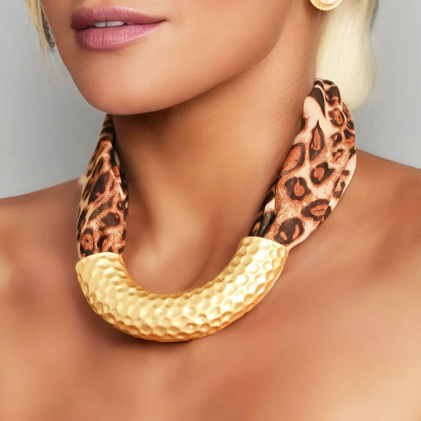 Массивный текстильный чокер с леопардовым принтом CJP62691