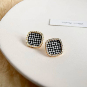 Серьги-пусеты в клетку «Виши» CJQ17183