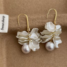 Объемные серьги на петлях с нежными лепестками и жемчугом CJL80814