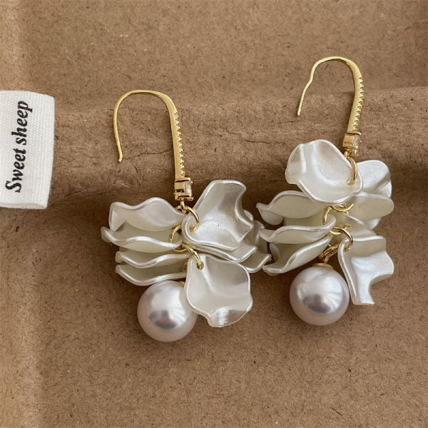 Объемные серьги на петлях с нежными лепестками и жемчугом CJL80814