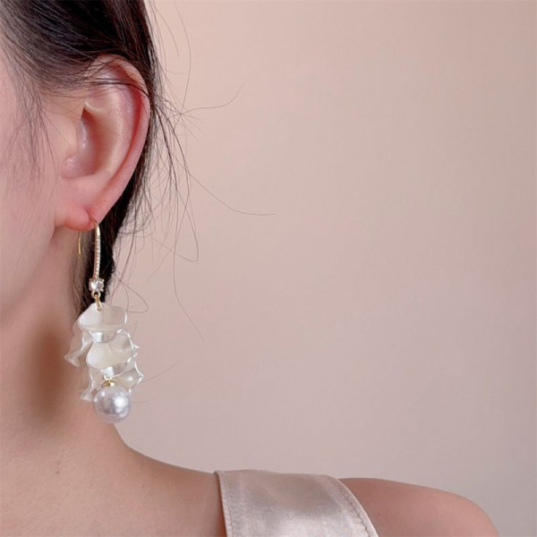 Объемные серьги на петлях с нежными лепестками и жемчугом CJL80814