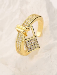 Широкое кольцо с подвеской-замочком в кристаллах Z38258