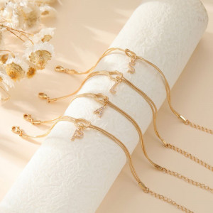 Тонкий золотистый браслет с миниатюрной подвеской CJT17514