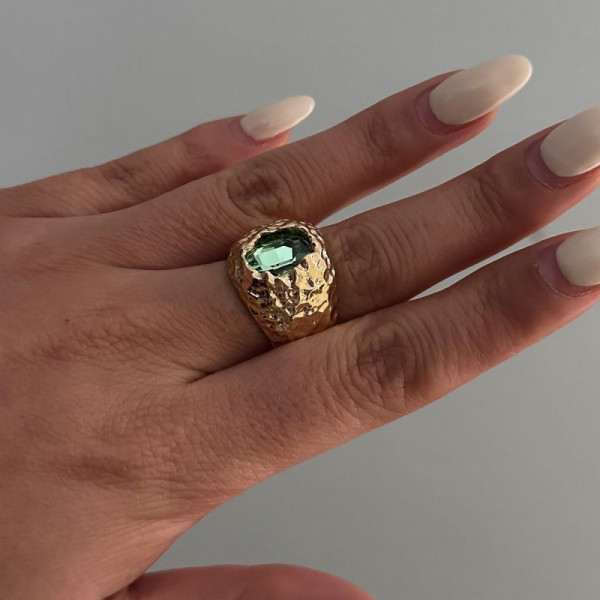 Золотистое кольцо с крупным синим камнем в массивной оправе CJL23030