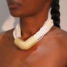 Объемное колье-жгут из белого бисера с золотистой вставкой CJP62760