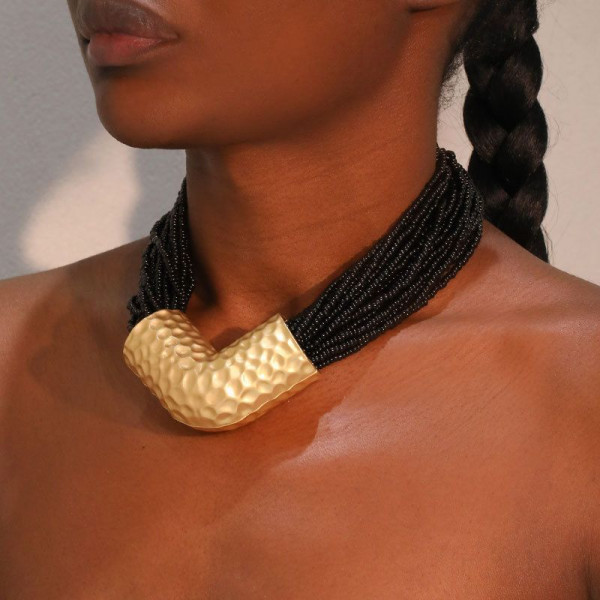 Объемное колье-жгут из белого бисера с золотистой вставкой CJP62760