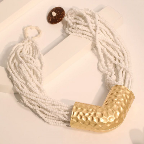 Объемное колье-жгут из белого бисера с золотистой вставкой CJP62760
