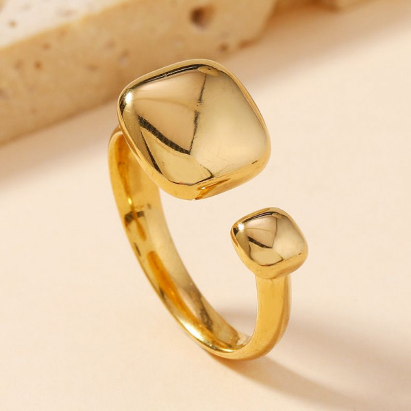 Кольцо с квадратными наконечниками в золотом цвете CJH26669