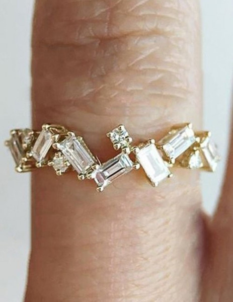 Золотистое кольцо с асимметричной россыпью камней M13406