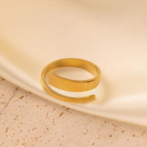 Широкое золотистое кольцо в форме спиральной ленты CJH16081