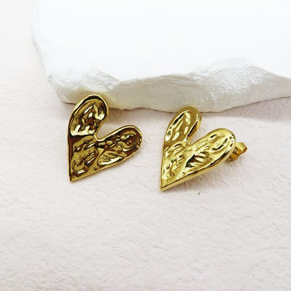 Серьги-пусеты Сердца с эффектом мятого металла CJL35725