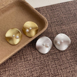 Круглые матовые серьги с жемчужинами CJL47537