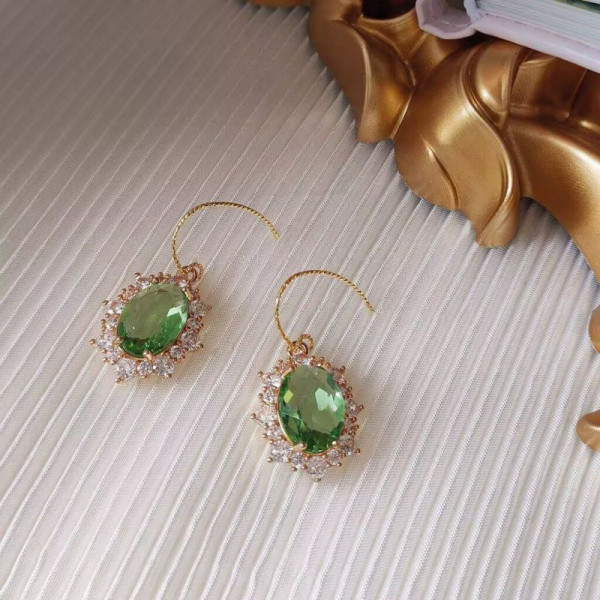 Серьги-петли с изумрудными кристаллами CJQ17186