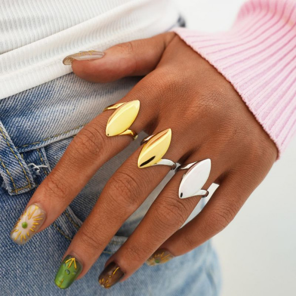 Геометричное кольцо-стрела из полированной золотистой стали CJT25703