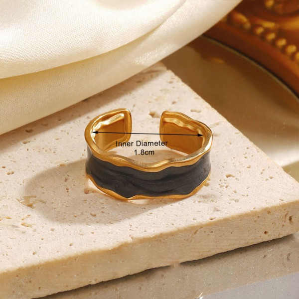 Широкое кольцо с черной эмалью и золотым кантом CJM03708