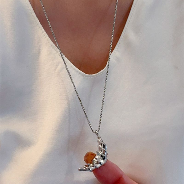 Серебристая цепочка с изящной подвеской в форме круассана CJL14747