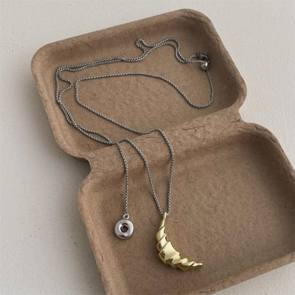 Серебристая цепочка с изящной подвеской в форме круассана CJL14747